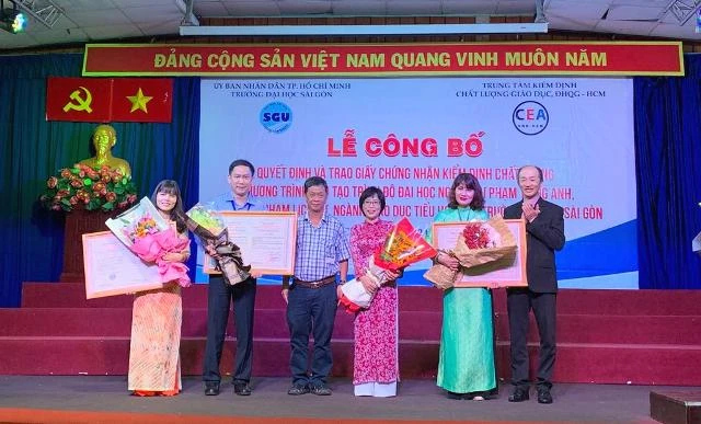 PGS.TS Phạm Hoàng Quân (giữa)- Hiệu trưởng Trường ĐH Sài Gòn cùng lãnh đạo các đơn vị có 3 ngành học đạt chuẩn kiểm định chất lượng đón nhận Giấy chứng nhận