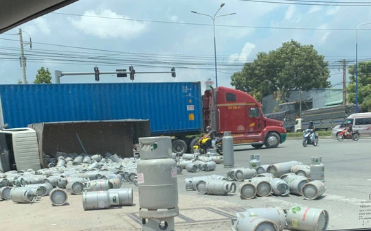 Hú vía cả trăm “quả bom” lăn lông lốc cạnh cây xăng