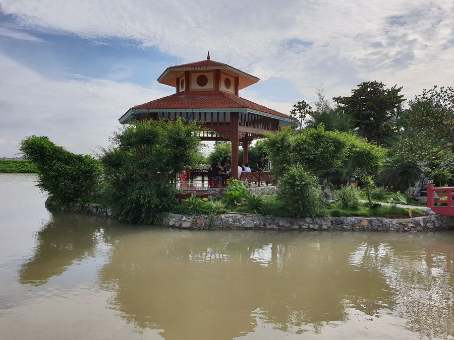 Những công trình xây dựng trái phép ngoài đê. Ảnh: Nguyễn Dịu Những công trình xây dựng trái phép ngoài đê. Ảnh: Nguyễn Dịu