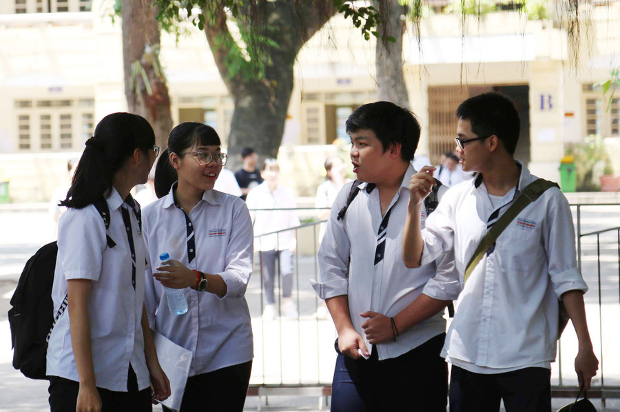 Thí sinh trao đổi nội dung bài sau buổi thi tại Kỳ thi THPT quốc gia 2019. Ảnh: Thế Đại