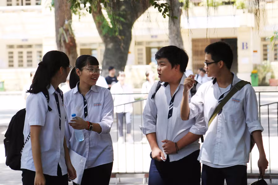 Thí sinh trao đổi nội dung bài sau buổi thi tại Kỳ thi THPT quốc gia 2019. Ảnh: Thế Đại