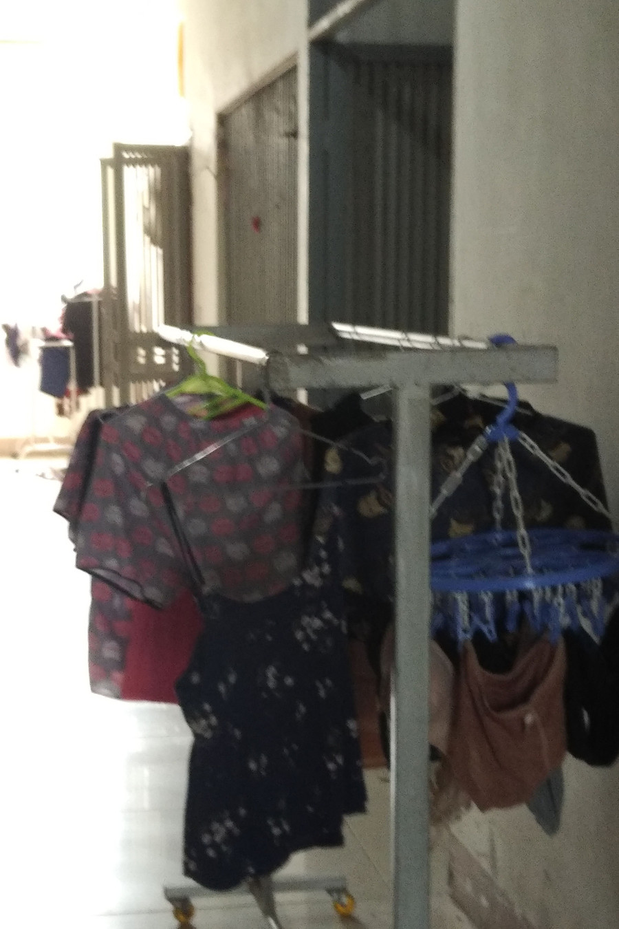 Những hộ dân phải tận dụng hành lang làm nơi đặt giàn phơi quần áo Những hộ dân phải tận dụng hành lang làm nơi đặt giàn phơi quần áo