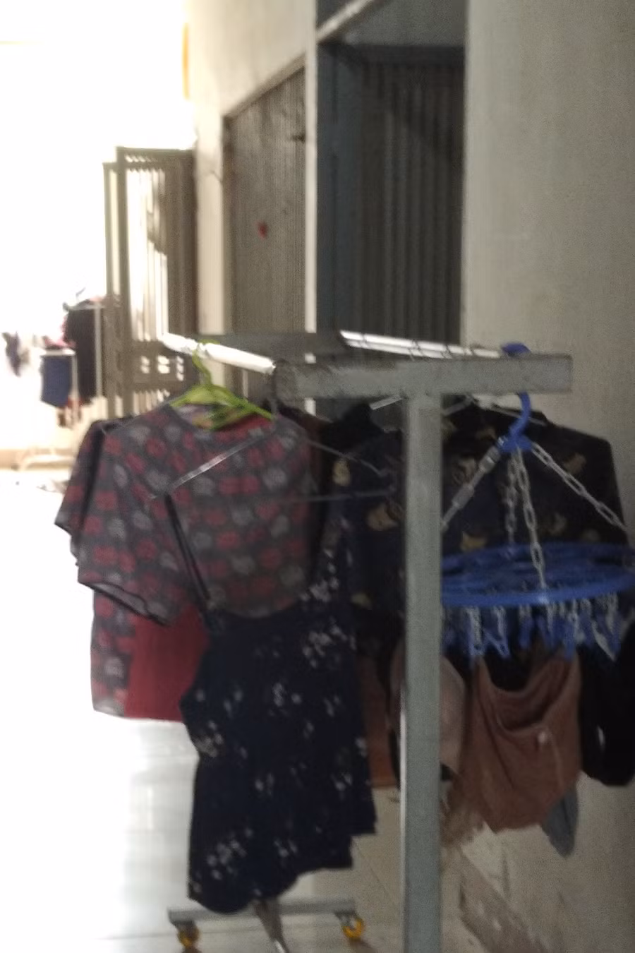 Những hộ dân phải tận dụng hành lang làm nơi đặt giàn phơi quần áo