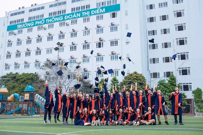 Học sinh Trường THPT Đoàn Thị Điểm hân hoan trong ngày tốt nghiệp