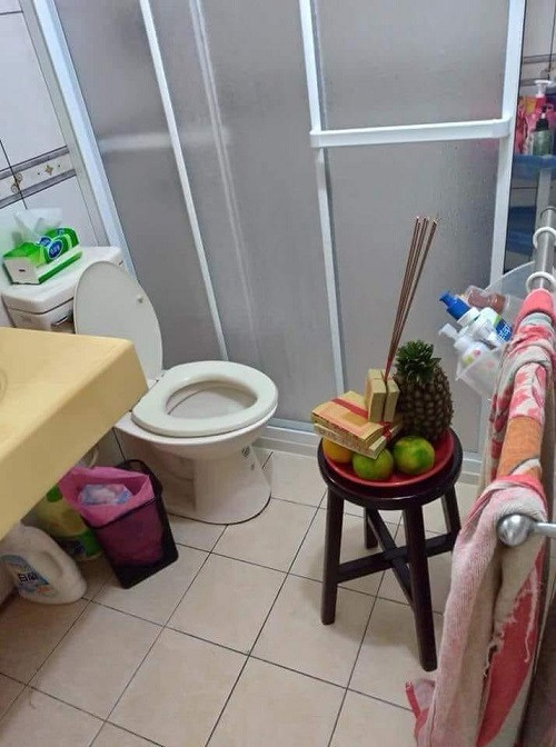 Cúng thần toilet? Cúng thần toilet?