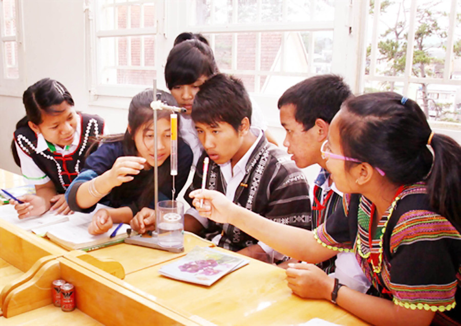 Việc chủ động trong thực hiện Nghị quyết 29 tại các địa phương là yếu tố quyết định trong đổi mới căn bản, toàn diện GD-ĐT Việc chủ động trong thực hiện Nghị quyết 29 tại các địa phương là yếu tố quyết định trong đổi mới căn bản, toàn diện GD-ĐT