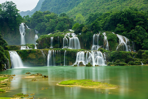 Bất kể thời điểm nào trong năm, thác Bản Giốc (Cao Bằng) cuồn cuộn nước chảy trắng xóa giữa núi rừng khiến du khách không khỏi choáng ngợp. Các ruộng lúa quanh chân thác càng tô điểm cho vẻ đẹp của miền biên viễn. Bất kể thời điểm nào trong năm, thác Bản Giốc (Cao Bằng) cuồn cuộn nước chảy trắng xóa giữa núi rừng khiến du khách không khỏi choáng ngợp. Các ruộng lúa quanh chân thác càng tô điểm cho vẻ đẹp của miền biên viễn.