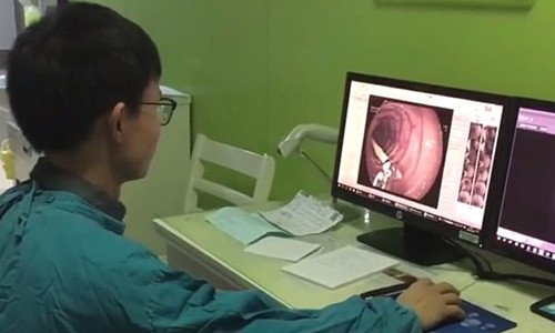 Bác sĩ tại bệnh viện thành phố Nam Xương, tỉnh Giang Tây, xem kết quả nội soi ổ bụng của bà Ye. Ảnh: Pear