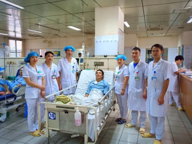  Sau 10 ngày điều trị tích cực, bệnh nhân chia tay khoa Hồi sức tích cực 