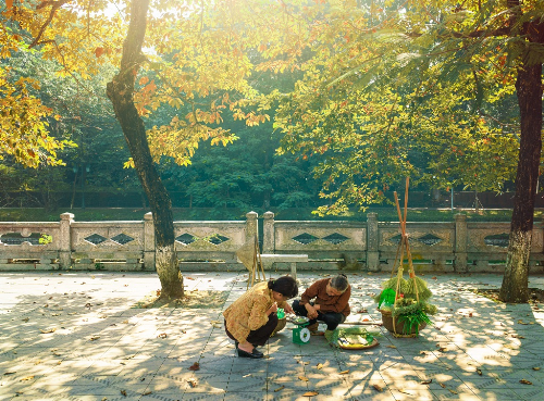 Nhắc đến mùa thu miền bắc, không thể không kể tênHà Nội. Hoa sữa nồng nàn, cây bàng lá đỏ, phố xưa nhà cổ mái ngói thơm nâu, mùi thơm của cốm hay cốc chè sen ngọt dịu là những khoảnh khắc khiến lòng người bồi hồi cảm xúc. polyad