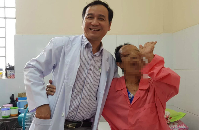 Bà Hường khỏe mạnh, hết đau nhức sau khi phẫu thuật thành công hai khối bướu lớn. Trong ảnh, bà Hường cùng bác sĩ Hiệp bày tỏ niềm vui thoát khỏi các khối bướu trên mặt. Bệnh nhân thà chết trên bàn mổ