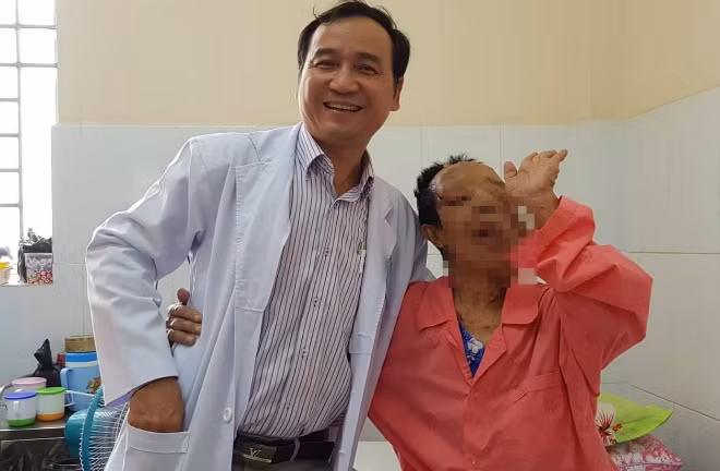 Bà Hường khỏe mạnh, hết đau nhức sau khi phẫu thuật thành công hai khối bướu lớn. Trong ảnh, bà Hường cùng bác sĩ Hiệp bày tỏ niềm vui thoát khỏi các khối bướu trên mặt. Bệnh nhân thà chết trên bàn mổ