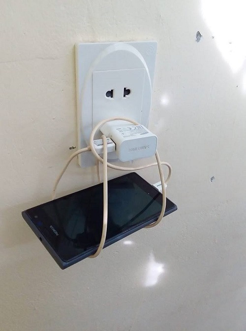 Trong cái khó, ló cái khôn. Trong cái khó, ló cái khôn.