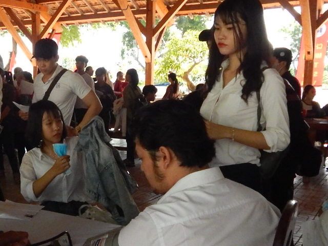 Sinh viên Trường ĐH Nha Trang khám sức khỏe khi nhập học