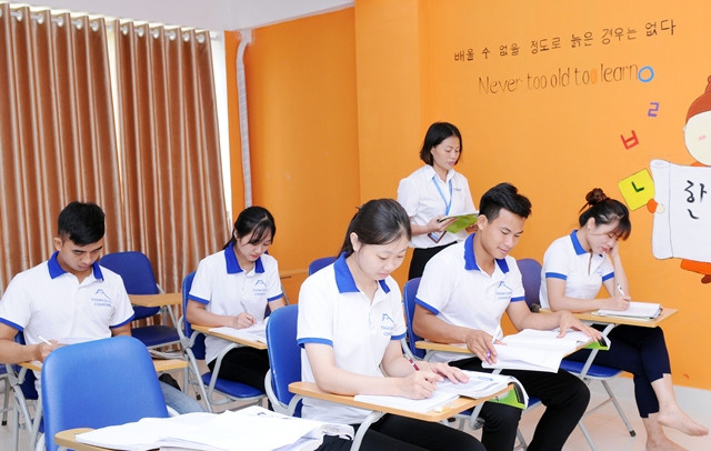 Học viên học tiếng Hàn chuẩn bị xuất khẩu lao động (ảnh minh họa)