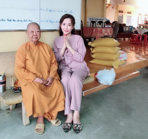 Nhã Kỳ hướng Phật và tổ chức nhiều lần từ thiện giúp đỡ mọi người. Nhã Kỳ hướng phật và tổ chức nhiều cuộc từ thiện giúp đỡ mọi người. Ảnh: C.K