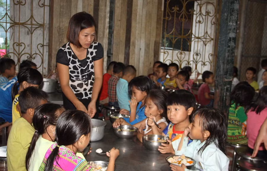 Giáo viên chăm lo bữa ăn bán trú cho học sinh