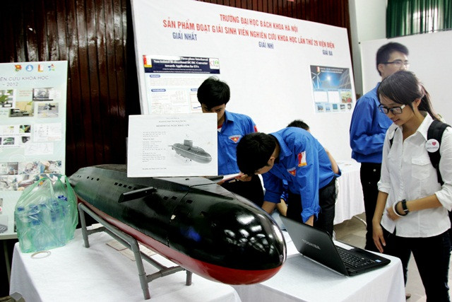 Triển lãm các sản phẩm nghiên cứu khoa học của sinh viên ĐH Bách khoa Hà Nội Triển lãm các sản phẩm nghiên cứu khoa học của sinh viên ĐH Bách khoa Hà Nội