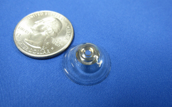 Kính áp tròng kết hợp với kính thiên văn giúp phóng to tầm nhìn trong chớp mắt. Ảnh: Telegraph