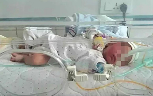 Bé gái đang được nằm lồng ấp tại bệnh viện nhỏ ở tỉnh Hồ Bắc, Trung Quốc. Bé gái đang được nằm lồng ấp tại bệnh viện nhỏ ở tỉnh Hồ Bắc, Trung Quốc. Ảnh: scmp.