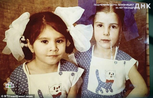 Yana (trái) khác hoàn toàn Uliyana (phải), nhưng 35 năm họ bị xem là chị em sinh đôi. Ảnh: NTV.