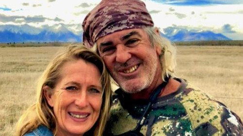 Cái kết không có hậu của chàng thủy thủ thả thư tình xuống biển ảnh 1 Vợ chồng Kate nhặt được chai thủy tinh, bên trong có lá thư chàng thủy thủy. Ảnh: Brisbanetimes.