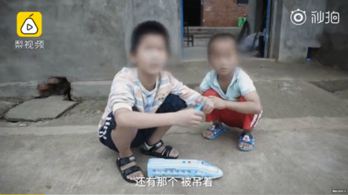 Hai trong số 5 bé bị bố cho băng nhóm trộm cắp thuê. Hai trong số 5 bé bị bố cho băng nhóm trộm cắp thuê. Ảnh: Ettoday.