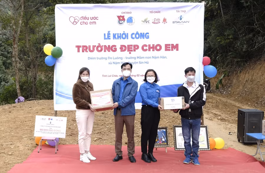 Tặng quà cho nhà trường