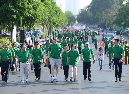 Hơn 14.000 người tham gia đi bộ từ thiện