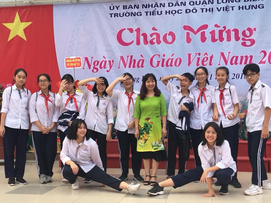 Học trò cũ về lại trường Tiểu học chúc mừng cô giáo Nga nhân ngày Nhà giáo Việt Nam (Ảnh: NVCC)