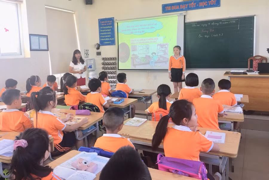 Cô Nga trong giờ dạy tại lớp 3A2 - trường Tiểu học Đô thị Việt Hưng do cô làm chủ nhiệm (Ảnh: NVCC)