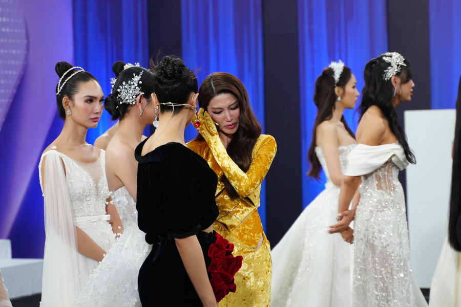 Với ngoại hình xinh đẹp và tài năng nổi trội, Chế Nguyễn Quỳnh Châu đã chinh phục trái tim của rất nhiều khán giả sắc đẹp trong suốt thời gian qua. Với ngoại hình xinh đẹp và tài năng nổi trội, Chế Nguyễn Quỳnh Châu đã chinh phục trái tim của rất nhiều khán giả sắc đẹp trong suốt thời gian qua.