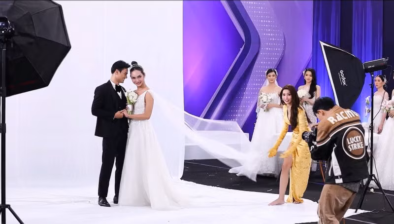 Chế Nguyễn Quỳnh Châu lăn xả hỗ trợ thí sinh.