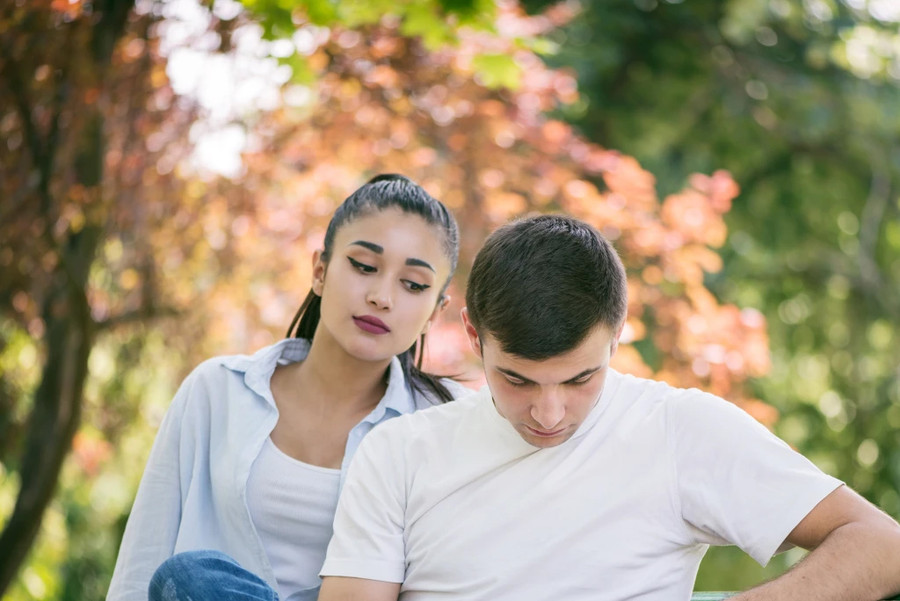 Nếu bạn đang cảm thấy ghen tuông, điều quan trọng là phải giải quyết nó trước khi vượt quá tầm kiểm soát. (Ảnh: ITN).