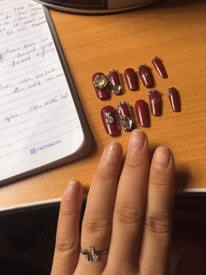 Nhiều chị em cũng không ngại chụp cận cảnh bộ nail giả lung linh và nail thật sau khi được tháo ra tại nhà.