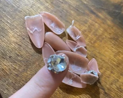 Sự thật 'kinh hoàng' dưới những bộ nail xinh lung linh của hội chị em