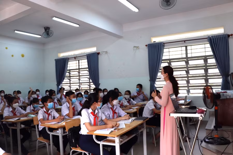 Cô Phạm Thị Nam trong một giờ sinh hoạt cùng học sinh của mình