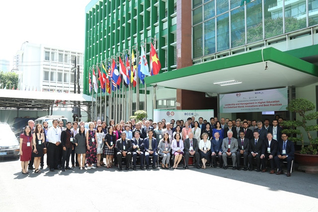 Các đại biểu tham dự hội thảo chụp ảnh kỉ niệm