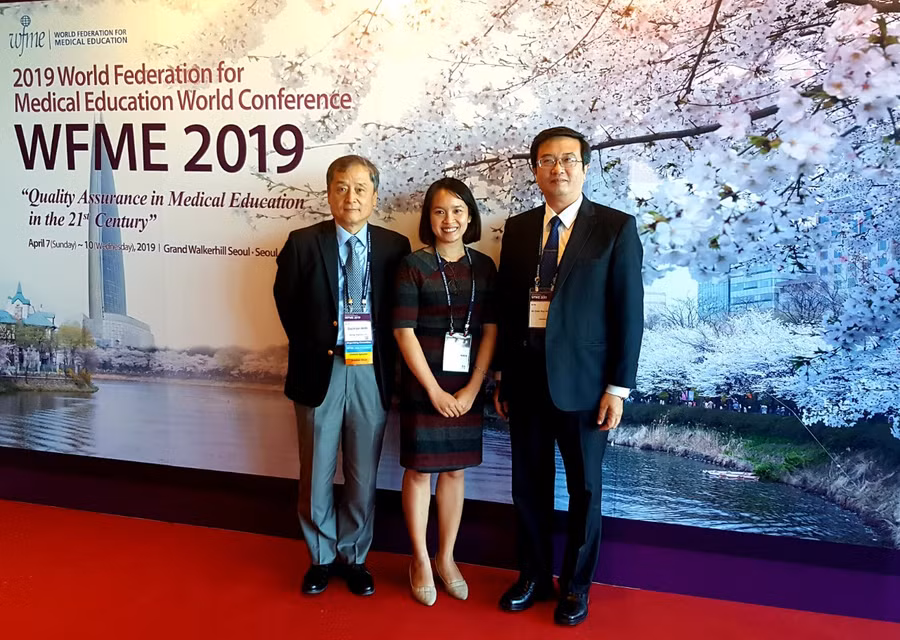 GS. TS. Nguyễn Vũ Quốc Huy tham dự Hội nghị quốc tế của Liên đoàn đào tạo y khoa thế giới (WFME) Seoul, tháng 4/2019. (Trong ảnh: Phó Chủ tịch WFME từ Hàn Quốc và 1 giảng viên trẻ của Trường tham gia báo cáo tại Hội nghị.)
