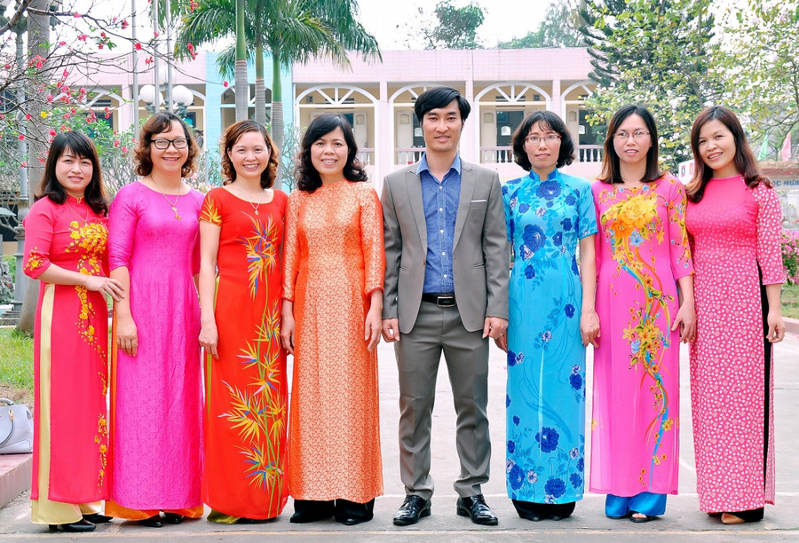Những gương mặt giáo viên tổ Ngữ Văn - Trường Hữu Nghị 80.