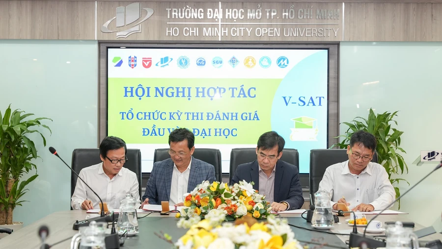 Lãnh đạo 4 trường đại học ký kết công nhận kết quả kỳ thi đánh giá năng lực đầu vào trên máy tính của nhau. 