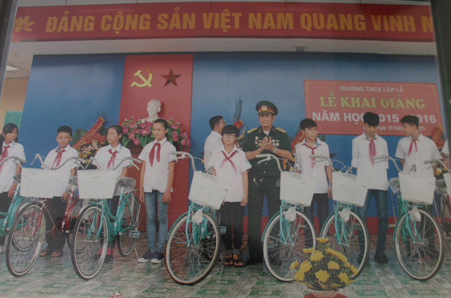 Cựu binh mua hơn 50 xe đạp tặng học sinh nghèo