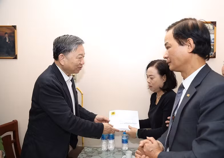 Bộ trưởng Tô Lâm thăm hỏi động viên gia đình đồng chí Dương Đức Hoàng Quân.