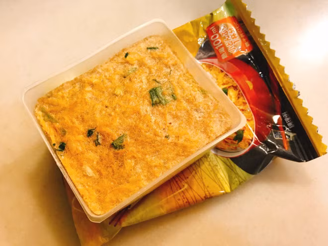 Không chỉ có mì ăn liền, Nhật Bản còn có nhiều món "chỉ cần đổ nước vào" là có ngay bữa ăn ngon - Ảnh 1.