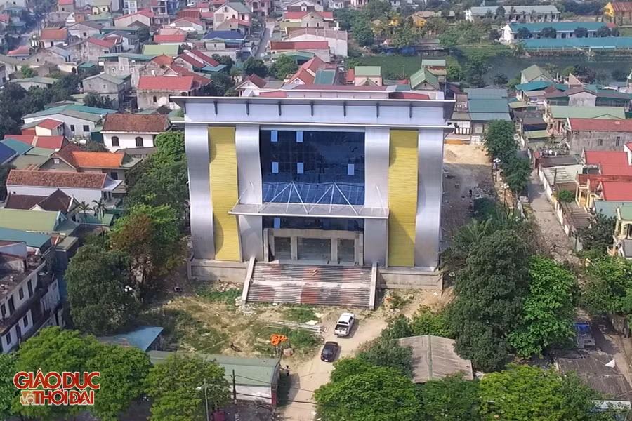 Ngày 28/10/2015, UBND tỉnh Nghệ An có Quyết định số 4909/QĐ.UBND-CN phê duyệt Dự án đầu tư xây dựng công trình: Trung tâm bảo tồn và phát huy di sản dân ca Ví, Giặm Nghệ Tĩnh (tại phường Trung Đô, thành phố Vinh). Gần 1 năm sau, UBND tỉnh Nghệ An có Quyết định số 4551/QĐ.UBND phê duyệt thiết kế bản vẽ thi công - dự toán xây dựng các hạng mục chính dự án.