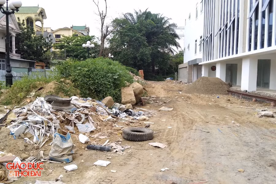 Nhà có kết cấu khung bê tông cốt thép chịu lực, tường xây gạch chỉ vữa xi măng, mái tôn sóng vuông. Ngoài ra, công trình còn có hệ thống điện, hệ thống chống sét, hệ thống cấp thoát nước, hệ thống phòng cháy chữa cháy.