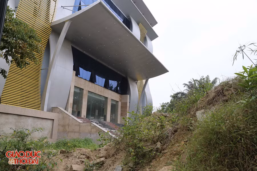 Tòa nhà chính cao 5 tầng, diện tích 2.195m2 với chiều cao 28m, được chia thành 2 khối gồm: Khối hành chính và phòng khán giả; khối biểu diễn và dàn thiên kiều.