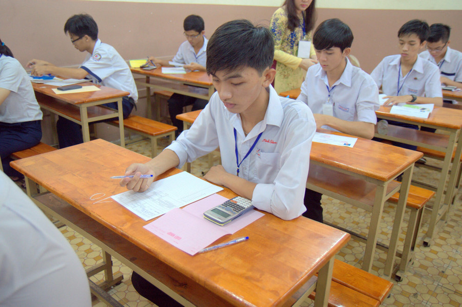 Học sinh cụm TPHCM đang bắt đầu làm bài thi Học sinh cụm TPHCM đang bắt đầu làm bài thi