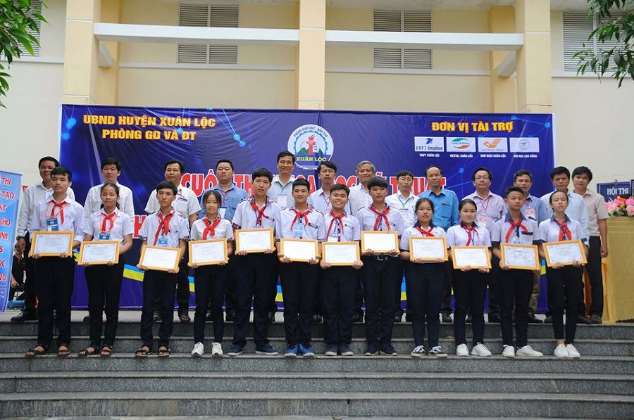 LHU trao học bổng cho học sinh LHU trao học bổng cho học sinh