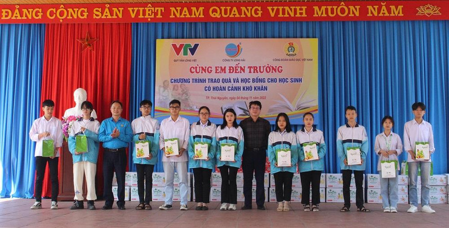 Đại diện Công đoàn Giáo dục Việt Nam trao quà cho học sinh trường THPT Ngô Quyền. Đại diện Công đoàn Giáo dục Việt Nam trao quà cho học sinh trường THPT Ngô Quyền.